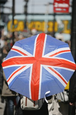 Union jack şemsiye bir kalabalığın içinde