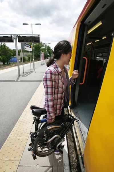 Bicicleta dobrável em um transporte público — Fotografia de Stock