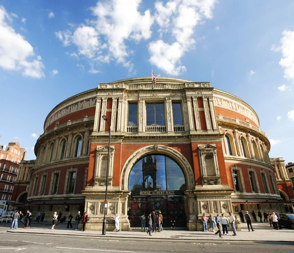 Vue extérieure du Royal Albert Hall par temps ensoleillé — Photo