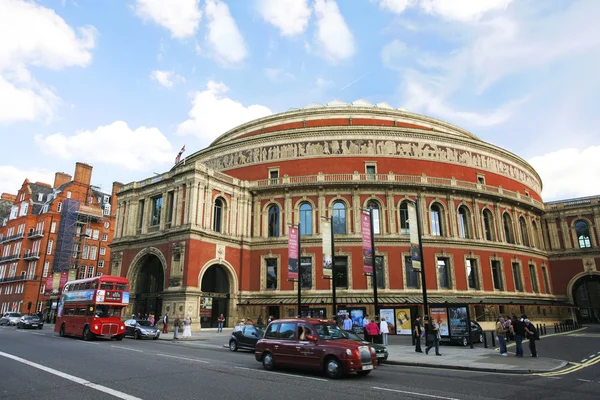 Poza widok royal albert Hall w słoneczny dzień — Zdjęcie stockowe