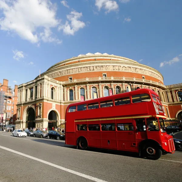 London Routemaster Bus passing by Royal Albert Hall — Stock Photo, Image