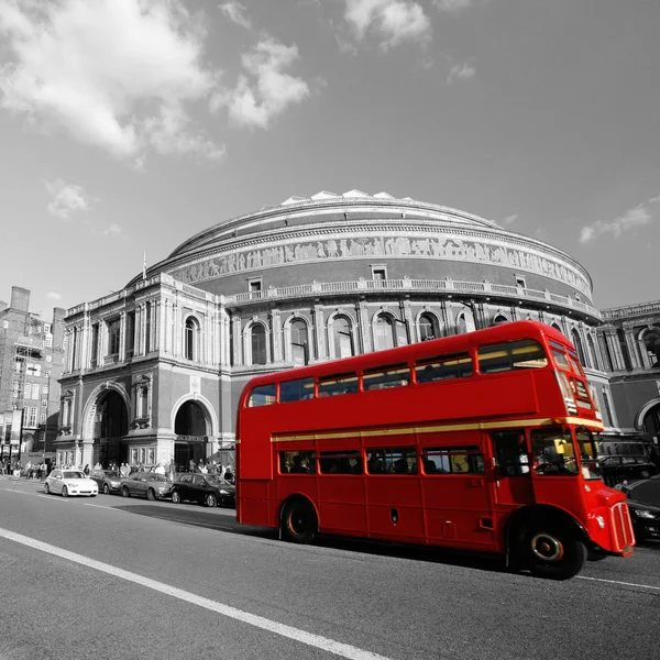 伦敦双层巴士路过皇家阿尔伯特音乐厅 — 图库照片