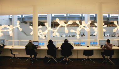 amsterdam Merkez kitaplığının görünümü içinde