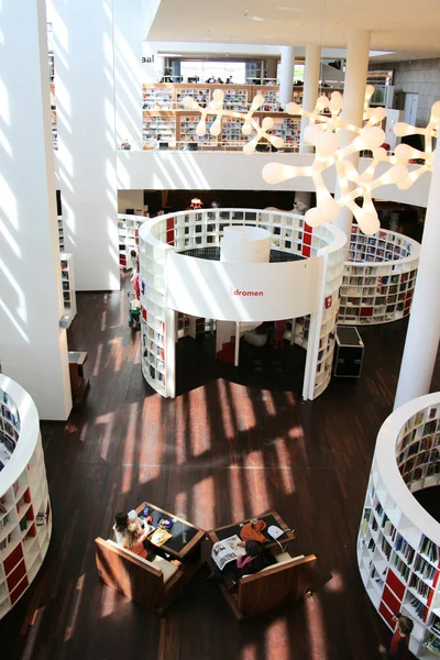 アムステルダム中央図書館の内面図 — ストック写真