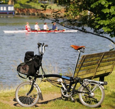 thames Nehri yakınında tek katlanır Bisiklet