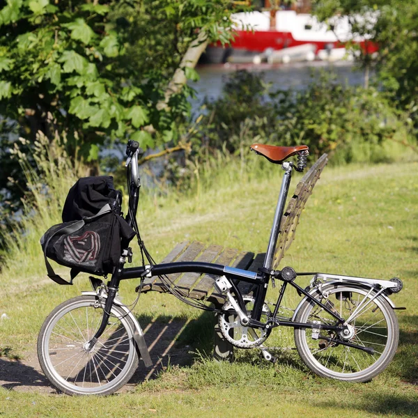 Yhden Folding polkupyörän lähellä Thames River — kuvapankkivalokuva