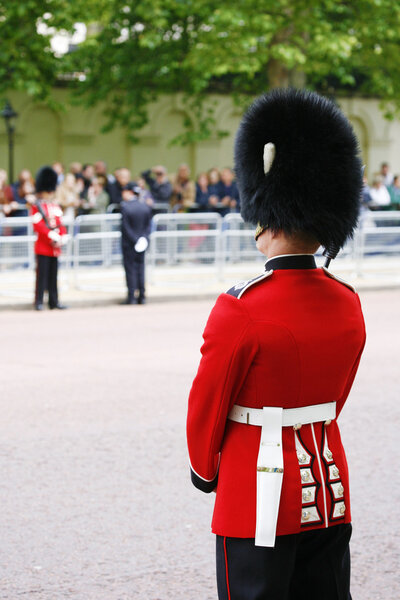 Солдат королевы на параде в честь дня рождения королевы

