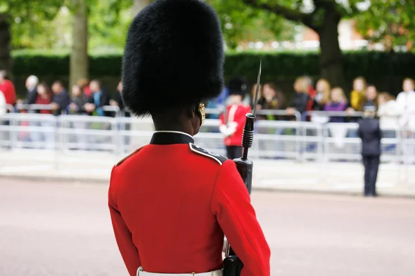 Soldado de la Reina en el Desfile de Cumpleaños de la Reina — Foto de Stock