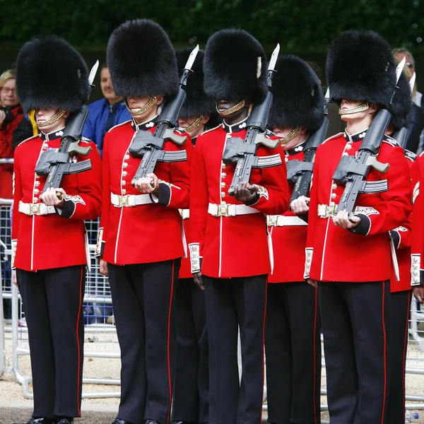 Soldado de la Reina en el Desfile de Cumpleaños de la Reina — Foto de Stock