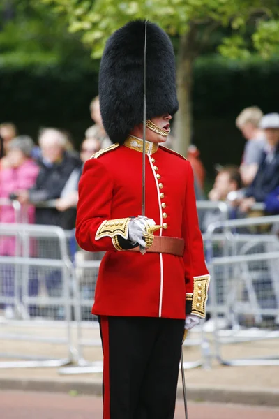 Soldado de la Reina en el Desfile de Cumpleaños de la Reina — Foto de Stock