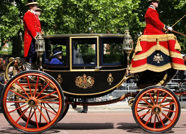 Reine Elizabeth II sur le Royal Coach — Photo