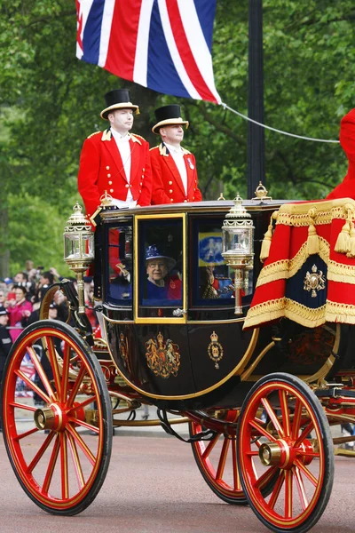 Rainha Elizabeth II no treinador real — Fotografia de Stock