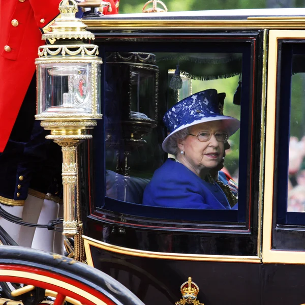 Королева Елизавета II на королевской карете — стоковое фото