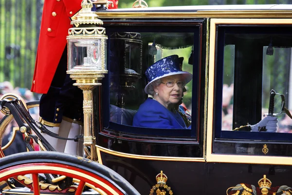 Rainha Elizabeth II no treinador real — Fotografia de Stock