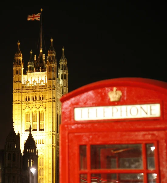 Cabina telefónica roja de Londres y Victoria Tower —  Fotos de Stock