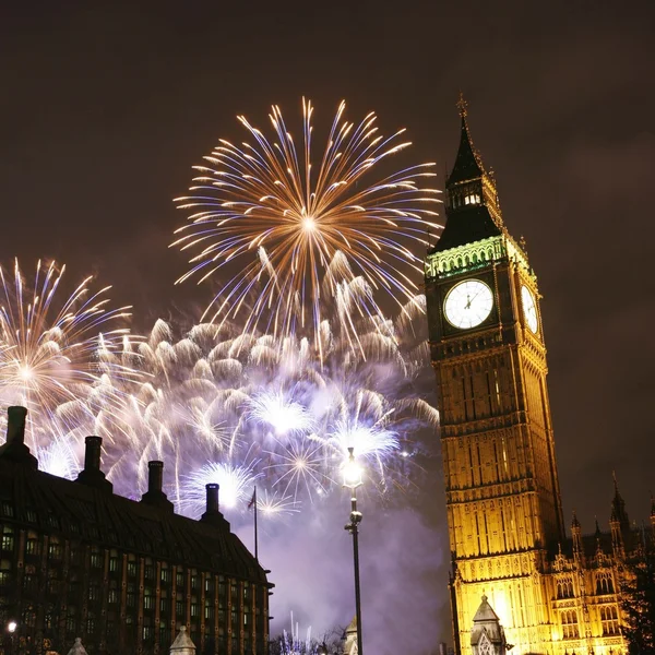 2013 年深夜ビッグベン上空の花火 — ストック写真