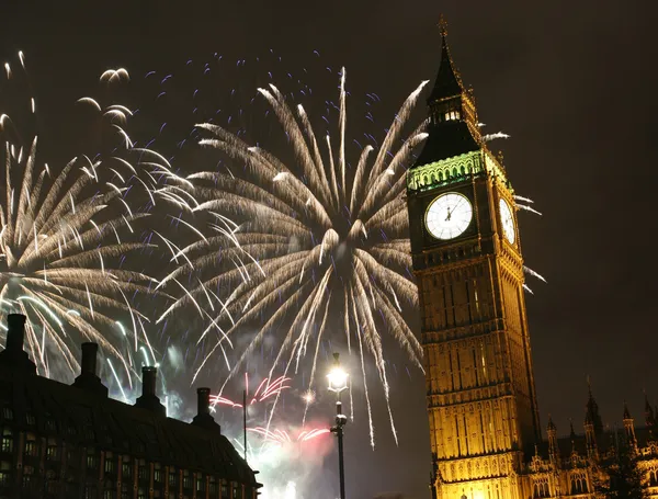 2013, feux d'artifice sur Big Ben à minuit — Photo