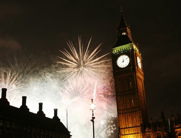 2013, Fuegos artificiales sobre Big Ben a medianoche — Foto de Stock