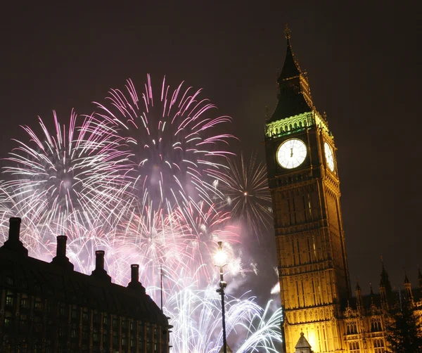 2013, Fuegos artificiales sobre Big Ben a medianoche — Foto de Stock