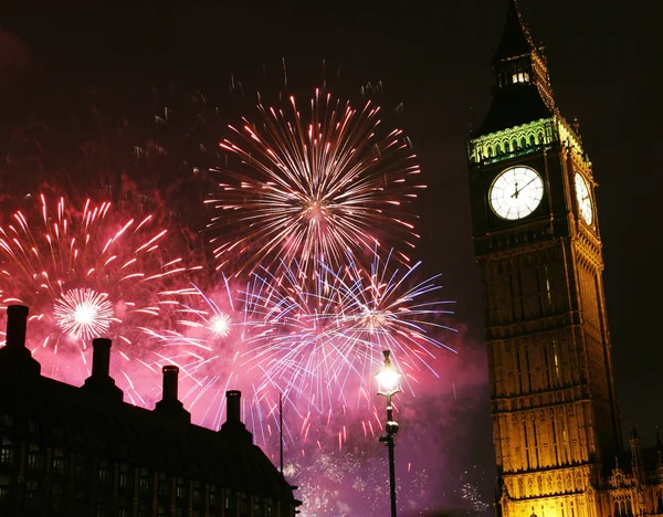 2013 年深夜ビッグベン上空の花火 — ストック写真