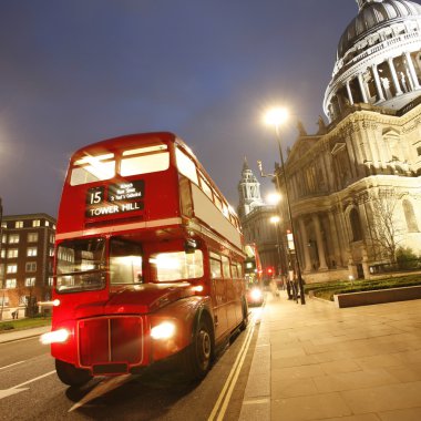Gece Londra kentsel otobüs ve St Paul'ın Katedrali