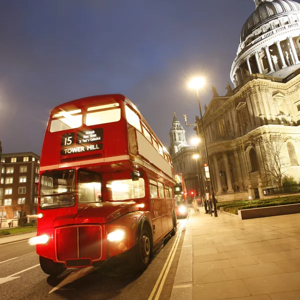 伦敦双层巴士和 St Paul 教堂在晚上 — 图库照片
