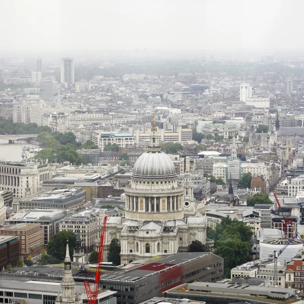 London skyline overlooking St Paul 's Cathedral — стоковое фото