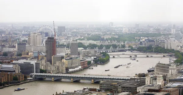 Skyline de Londres surplombant la Tamise — Photo