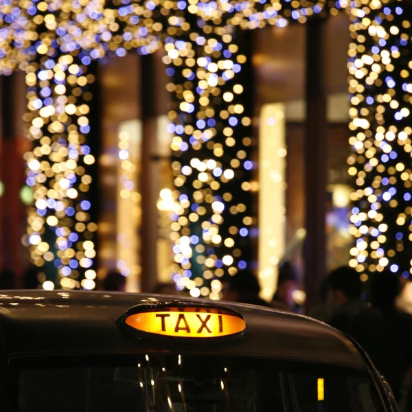 クリスマスの装飾を持つロンドン タクシー. — ストック写真