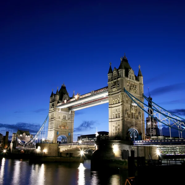 Puente de la Torre al anochecer — Foto de Stock