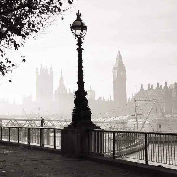 Tjock dimma träffar london — Stockfoto