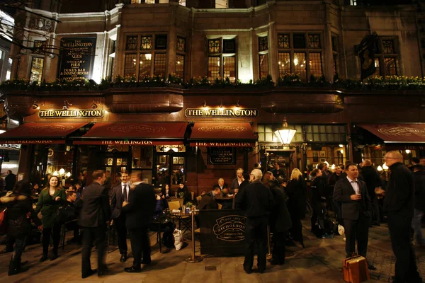 Utomståendes syn på london pub — Stockfoto