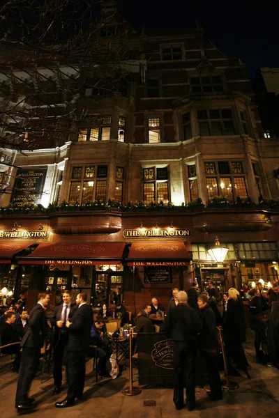 Utomståendes syn på london pub — Stockfoto