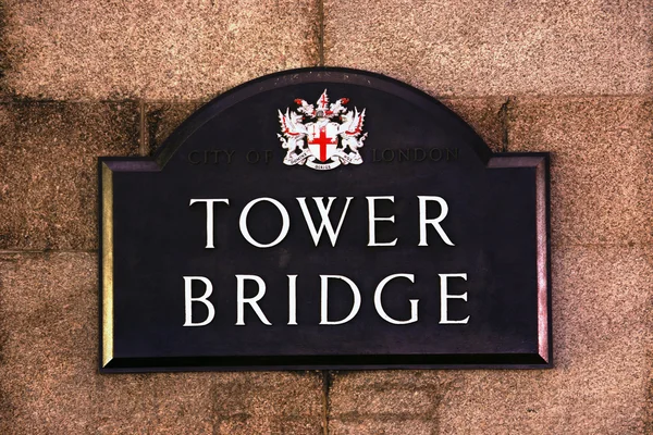Straat teken van tower bridge — Stockfoto