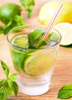 Mojito içmek kokteyl masada