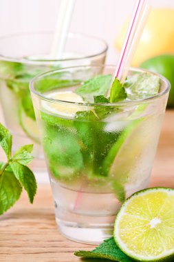 Mojito içmek kokteyl masada