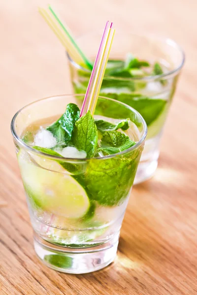 Mojito drankje cocktail op tafel — Stockfoto