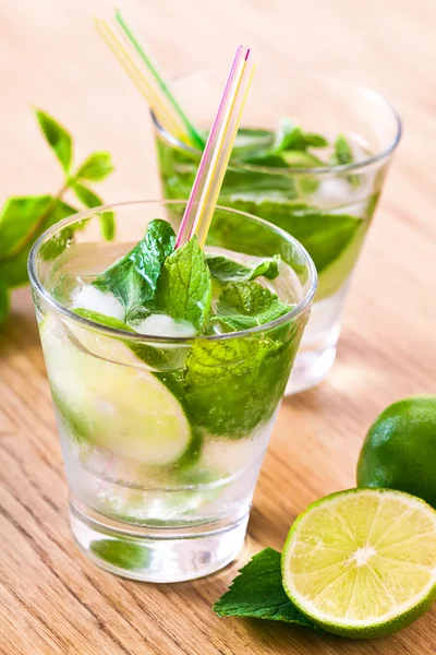 Mojito içmek kokteyl masada