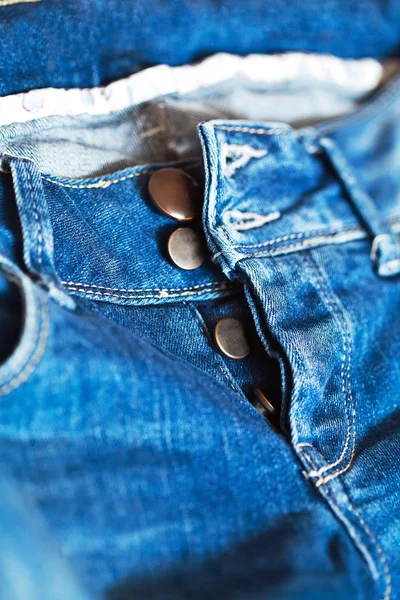 Calça jeans azul com botões desapertar close-up — Fotografia de Stock