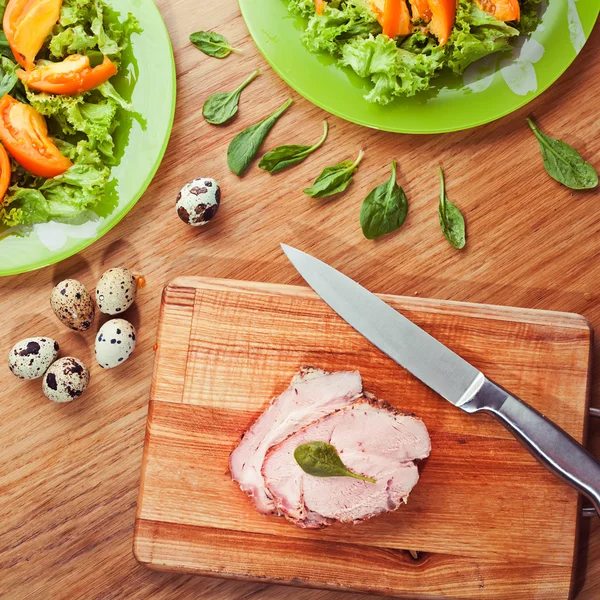 Salade fraîche avec cuisson de la viande et des œufs — Photo