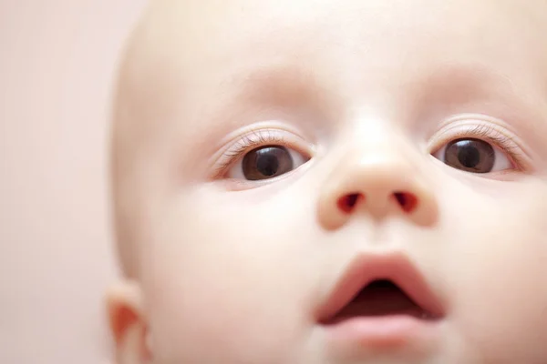Pequeño bebé con ojos marrones retrato — Foto de Stock
