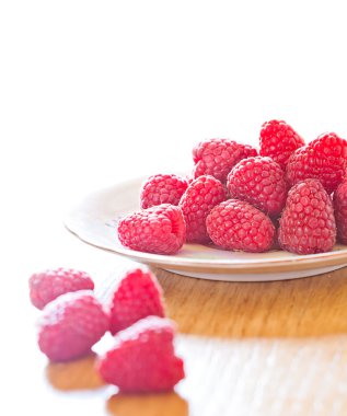 masaya bir tabak içinde taze frambuaz