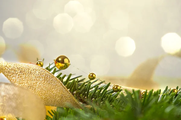 Weihnachten saisonalen Hintergrund mit Fichte und goldenen Perlen — Stockfoto