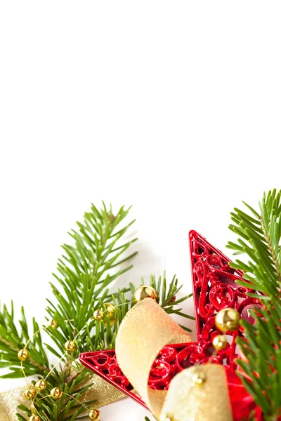 Natale sfondo stagionale con abete rosso e perline d'oro isola — Foto Stock