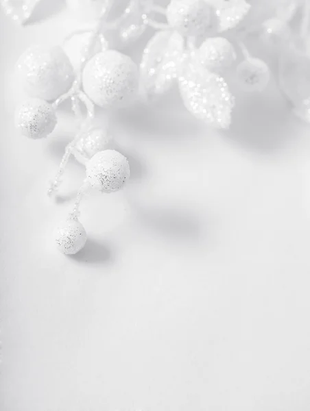 Noel beyaz boncuk ve tinsel isolat Mevsimlik arka plan — Stok fotoğraf
