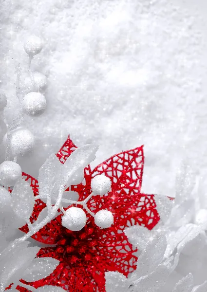 Sezónní pozadí vánoční bílý sníh, korálky a červené cínem — Stock fotografie