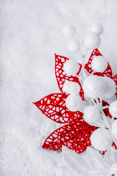 Natal fundo sazonal branco com neve, contas e estanho vermelho — Fotografia de Stock