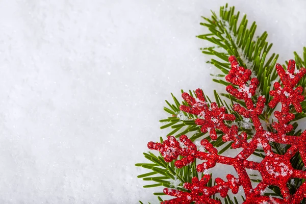 Jul vit säsongsbetonade bakgrund med snö, röda dekorationer en — Stockfoto