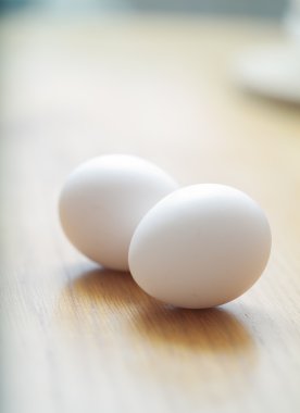 Tahta masada beyaz yumurtalar
