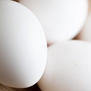 Tahta masada beyaz yumurtalar